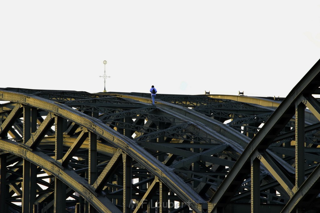 PSpringt kein Suizid Brueckenspringer Koeln Hohenzollernbruecke P165.JPG - Miklos Laubert